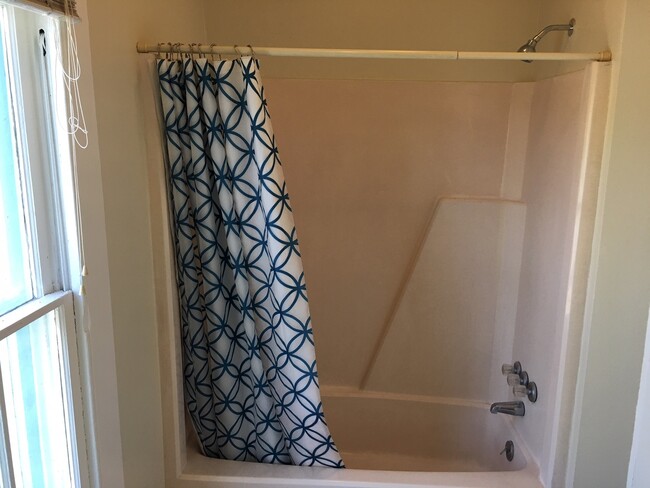 Building Photo - 1528 Church St Unit 4