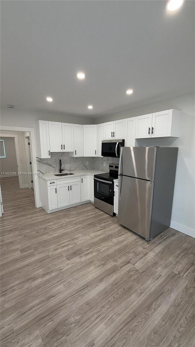 Building Photo - 935 Jefferson Ave Unit 10