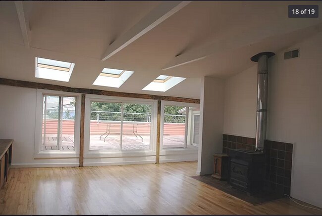 Photo - East Rock 3BR/2BA Penthouse | Private Sky Terrace | Vaulted Ceilings | Walk to Yale SOM Unidad 4