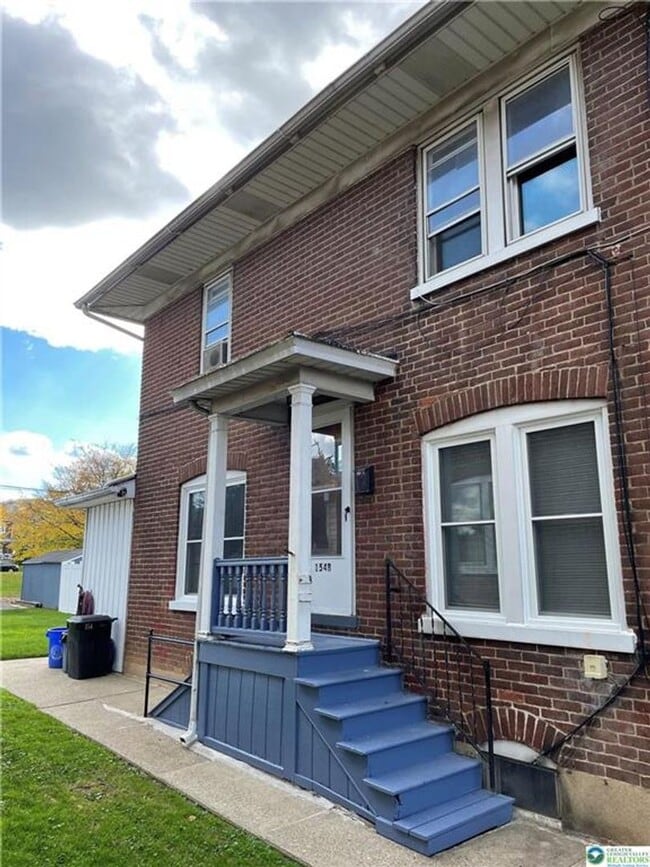 Building Photo - 154 W Lincoln St Unit 2 Rental