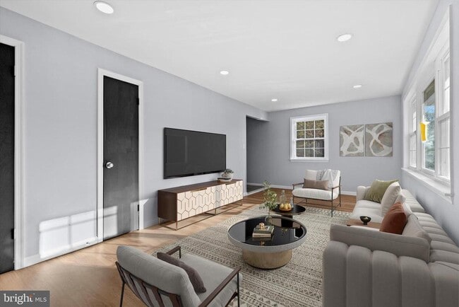 Photo - 533 E Park St