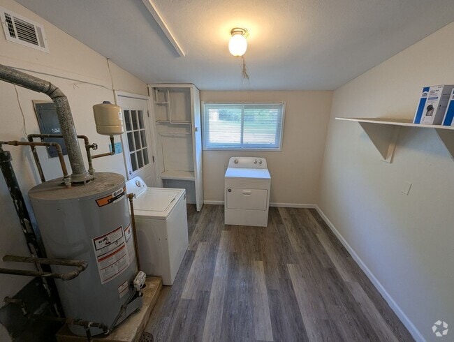 Building Photo - Comfort, Charm, and Convenience Rental