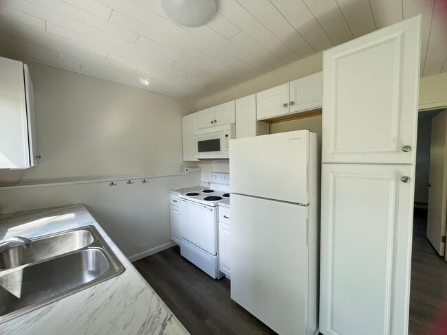 Microwave above stove - 5223 Birchmont Dr NE Unit LL-5223 Birchmont DR NE