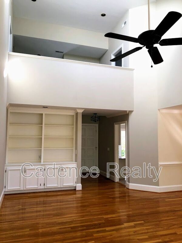 Photo - 1016 Creekside Ln