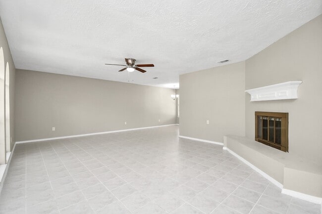 Building Photo - 14235 Bella Dr