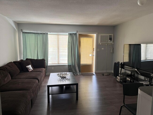 Photo - 1110 N Riverside Dr Unidad 9