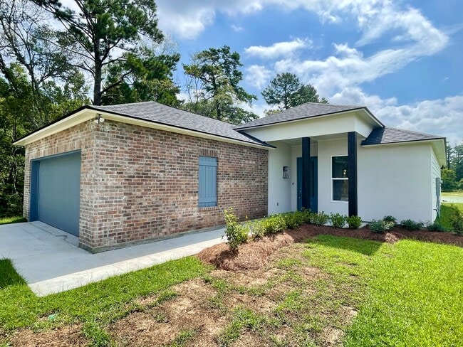 Building Photo - Must see home in Denham Springs on the lake!