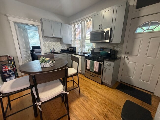 Photo - 721 W Roscoe St Unit 2