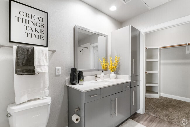 1BR, 1BA - 733SF - Primary Bathroom