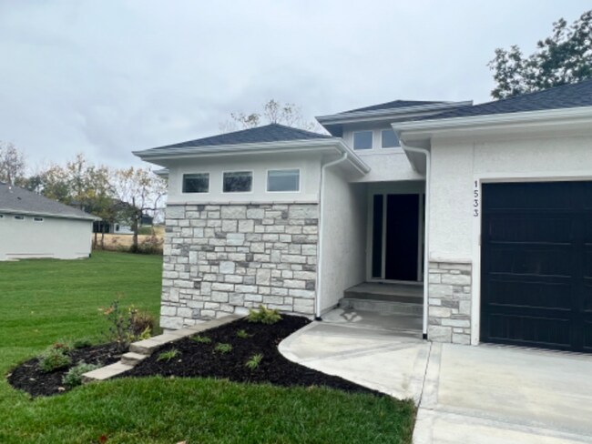 Photo - 1533 SW Hedgewood Ln