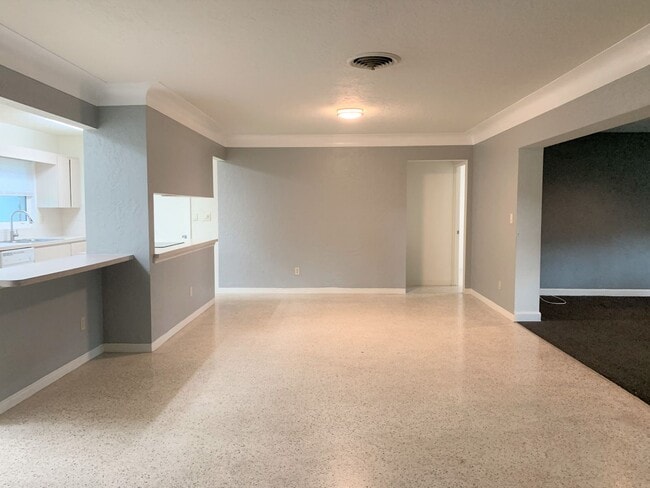 Photo - 3 Bedroom 2 Bath Spacious Home in Holiday Park