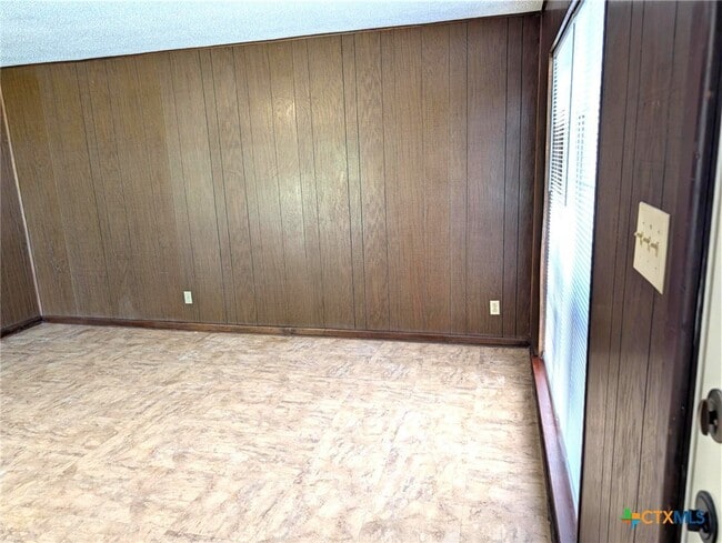 402 Skyline Ave