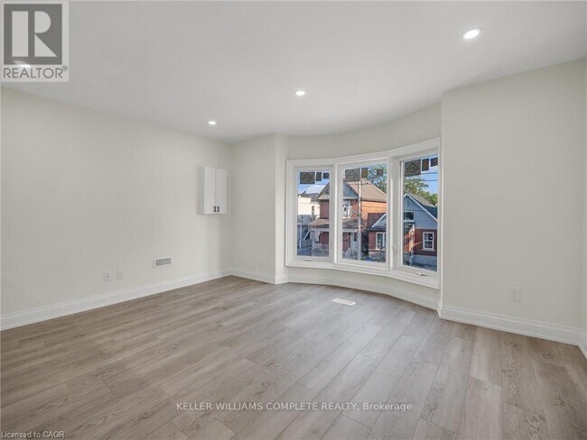 Photo - 718 Cannon St E