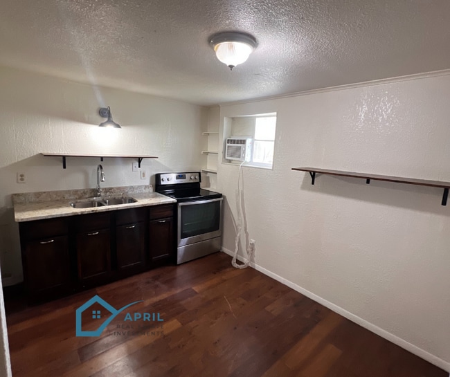 Eat-in Kitchen - 2055 W Summit Ave Unit D