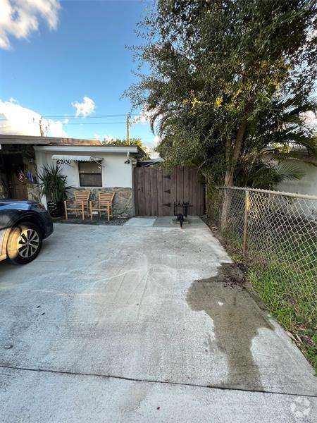 Building Photo - 6200 SW 39th St Unit efficiency Rental