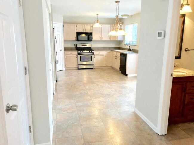 Photo - 9 Kingsmont Ct