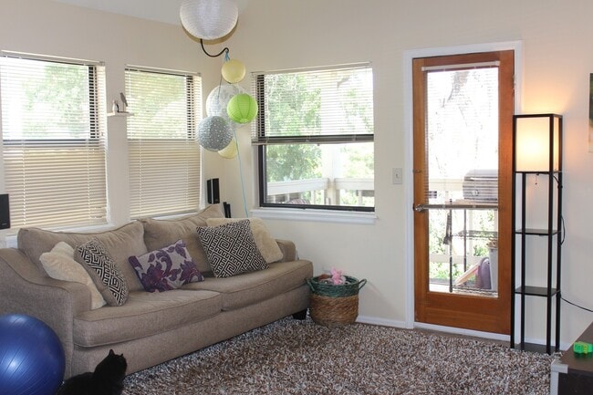 Building Photo - Perfectly located 2 bedroom, 2 bath Central Boulder Condo Unit 6