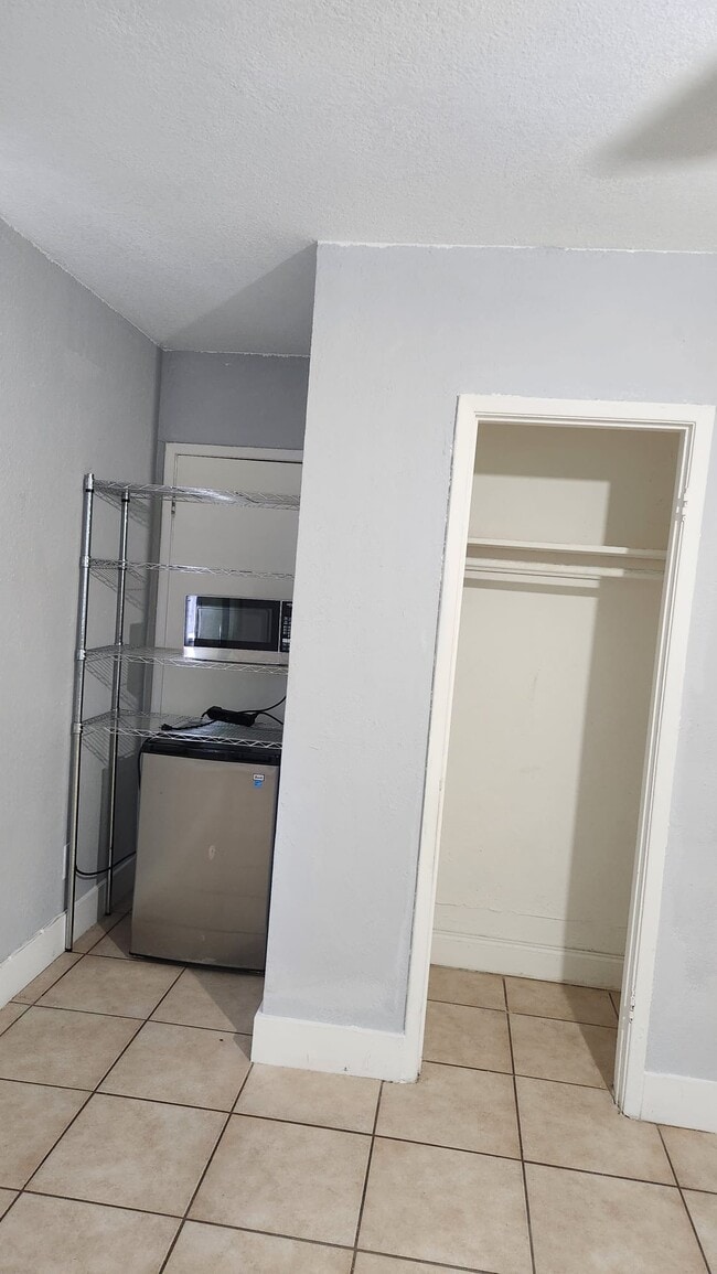 3911 SW 39th St Unit Single Room