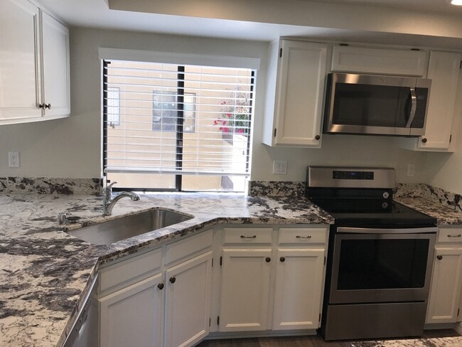 Photo - West of Hwy 101 Encinitas! 2bd 2.5 ba end unit! Unit Pacifica