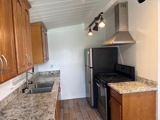 Photo - 2875 Euclid Ave Unit B