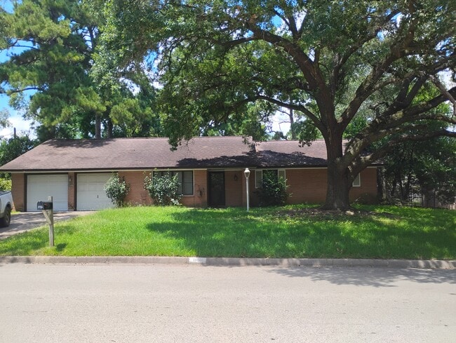Building Photo - 1106 Hillcrest Dr Rental