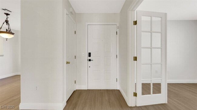 Building Photo - 8452 Boseck Dr Unit 115