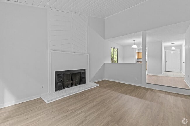 Building Photo - AVAILABLE NOW - Updated 2 Bedroom Duplex w... Rental