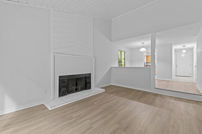 AVAILABLE NOW - Updated 2 Bedroom Duplex w... - AVAILABLE NOW - Updated 2 Bedroom Duplex w... House