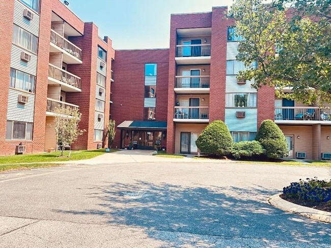 Building Photo - 4975 Washington St Unit 301