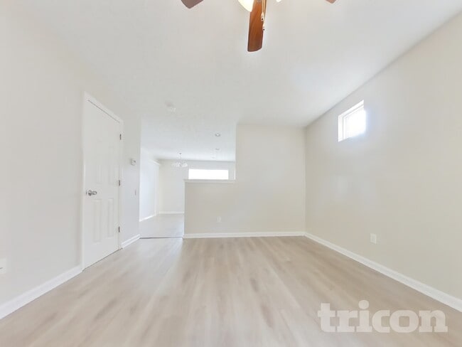 Photo - 220 Oak Grove Way