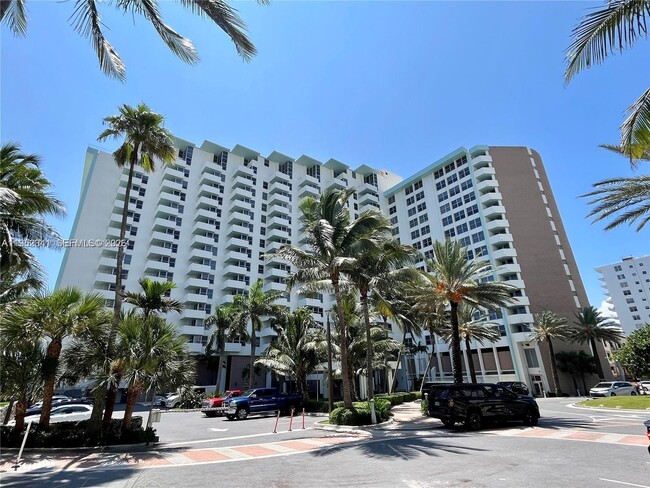 Building Photo - 2899 Collins Ave Unit 1502
