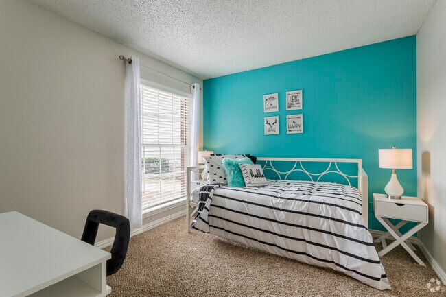 2BR,2BA - 874SF B2 - Bedroom - Irving Park