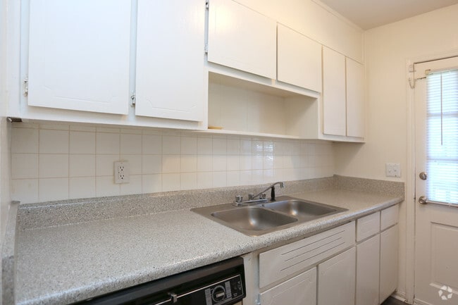 1BR, 1BA - 800 SF - The Woods At Fair Oaks