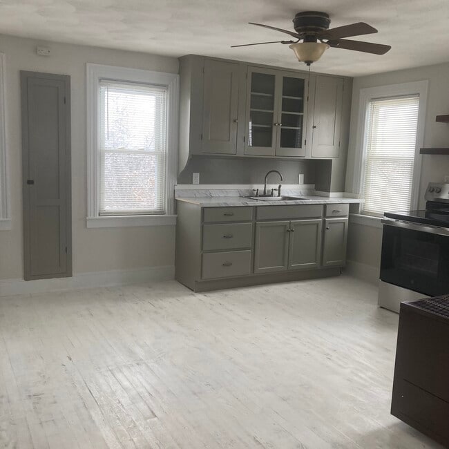 Eat in kitchen - 70 Hedley Ave Unit 70 Hedley Avenue