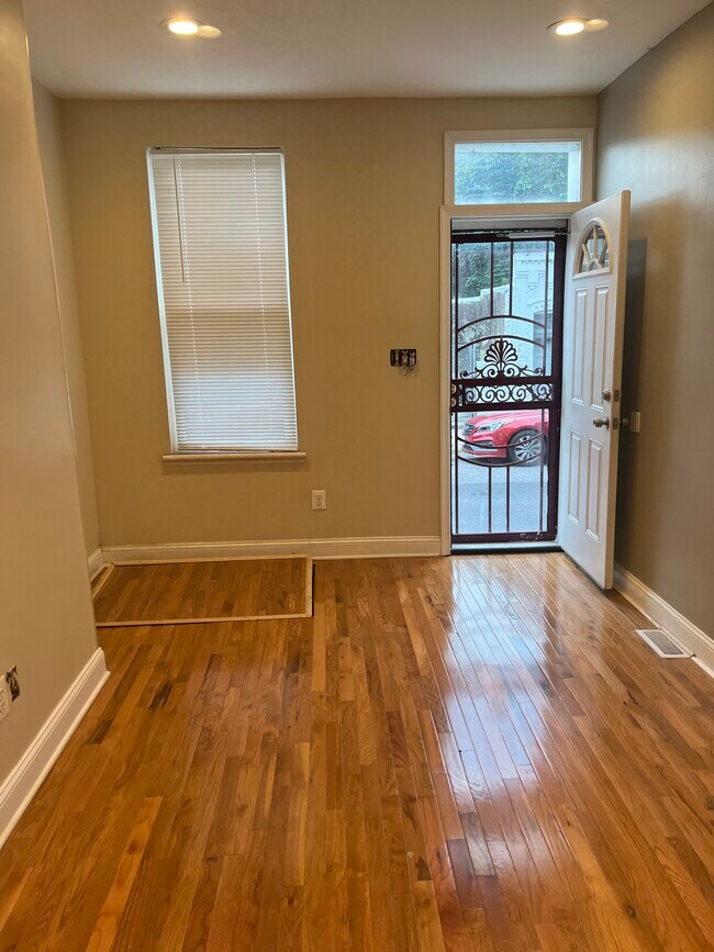 Entrada - 870 Carroll St