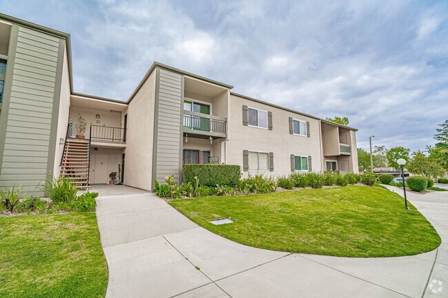 Building Photo - Lakeshore 2 Bedroom Condo for Rent in Vale... Unit D4