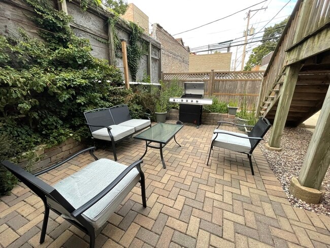 Shared Patio space - 1047 N California Ave Unit #2