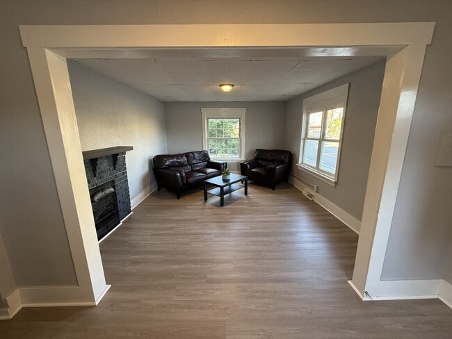 Building Photo - 1228 Oakland Ave Unit 1
