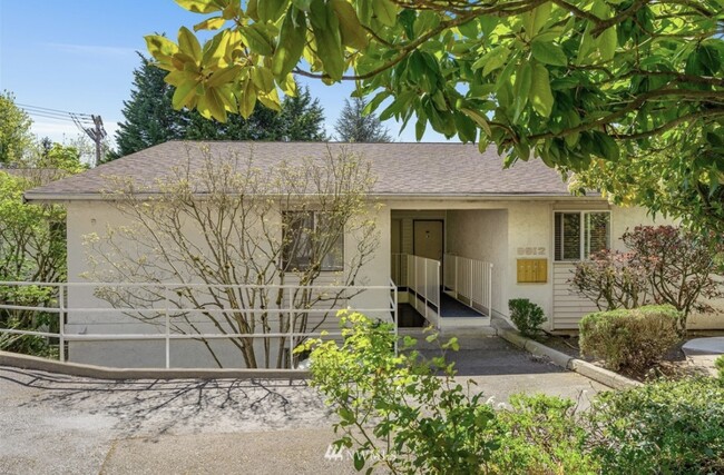 Front entrance - 9912 NE 116th St Condominio Unidad 103