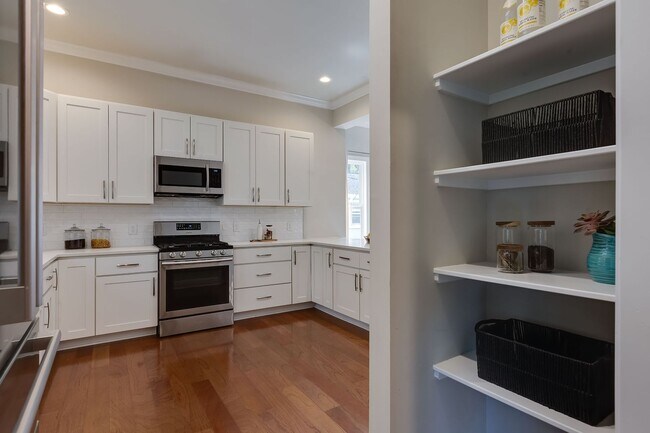 Photo - Spacious Beautiful 5 Bedrooms House with a Fenced-In Backyard