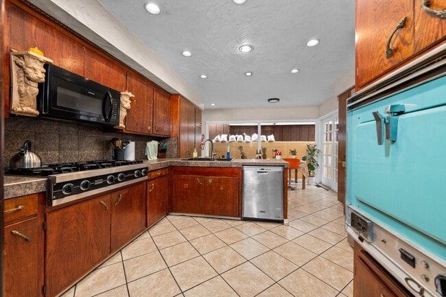 Photo - Spacious bedrooms!