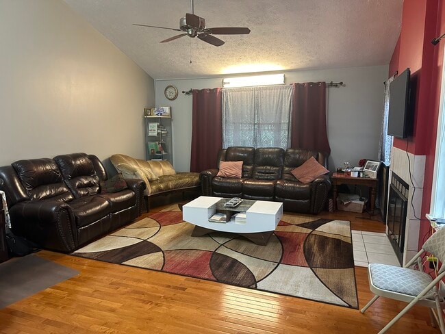 Sala principal - 62 Brittany Cir