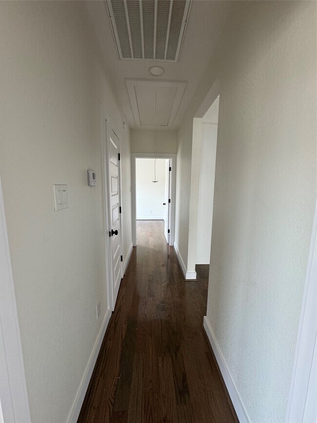 Photo - 923 Adele St