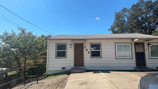 Building Photo - 769-773 NE Jackson St Unit 769 NE Jackson St