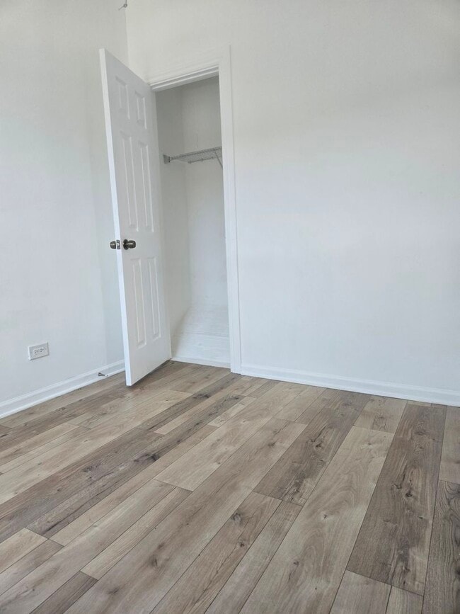 Photo - 7055 N Clark St