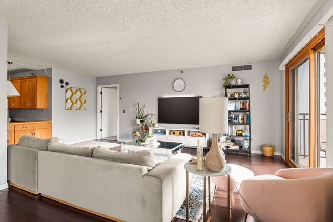 Living Room - 1225 Lasalle Ave Unit 1404