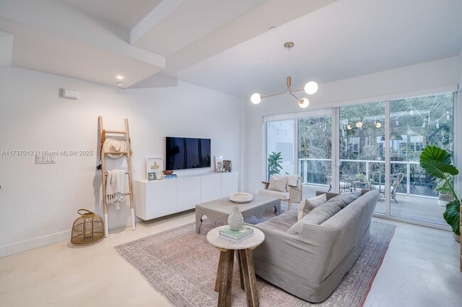 Photo - 455 NE 39th St