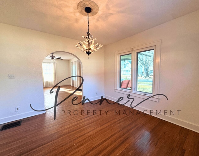 Photo - 615 SE Douglas St