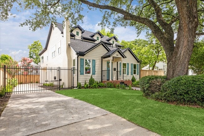 Photo - 805 English St