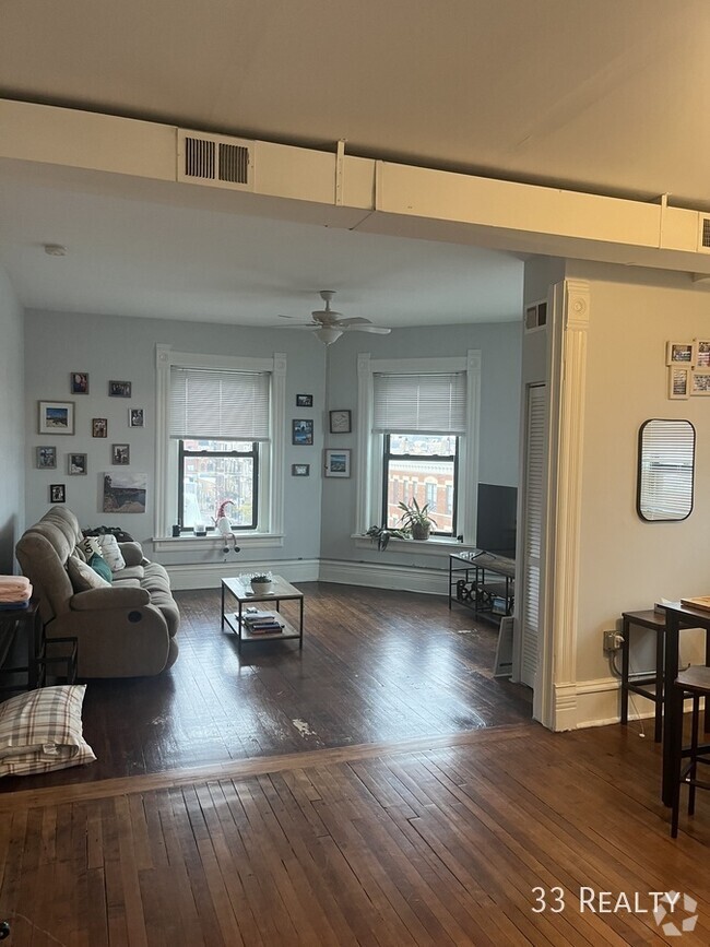 Building Photo - 1 Bed 1 Bath in the heart of Pilsen - Top ... Unit 401 Rental